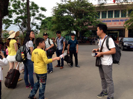 Đoàn khách du lịch Trung Quốc tham quan tại khu vực Cửa khẩu Quốc tế Móng Cái
