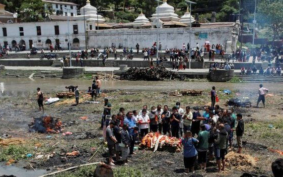 Thiêu thi thể các nạn nhân gần 1 con sông ở Kathmandu (ảnh: Reuters)