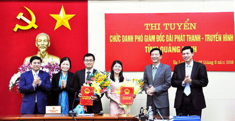 Các đồng chí lãnh đạo tỉnh tặng hoa chúc mừng 2 ứng viên trúng tuyển chức danh Phó Giám đốc Đài PTTH Tỉnh ngày 7-3-2015. Ảnh: Nguyễn Huế