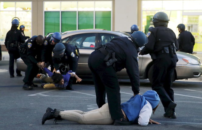 Cảnh sát bắt giữ những người biểu tình trong vụ bạo động ở thành phố Baltimore - Ảnh: Reuters