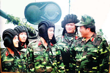 Trung tướng Đoàn Sinh Hưởng (ngoài cùng, bên phải) trò chuyện cùng chiến sĩ Lữ đoàn xe tăng 206, Quân khu 4 năm 2010. (Ảnh do gia đình Trung tướng Đoàn Sinh Hưởng cung cấp)