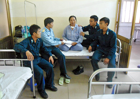 Cán bộ, chiến sĩ đơn vị thăm hỏi, tặng quà mẹ hạ sĩ Nguyễn Đình Phong tại Bệnh viện Đa khoa tỉnh.
