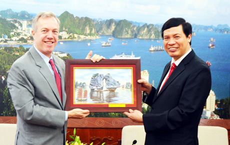 Đồng chí Nguyễn Đức Long, Chủ tịch UBND tỉnh tặng quà lưu niệm cho ngài Đại sứ quán Hoa Kỳ tại Việt Nam.