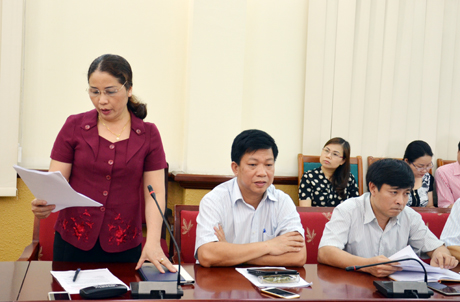 đồng chí Vũ Liên Oanh, Giám đốc Sở GD&ĐT trình bày báo cáo về việc tham mưu cho UBND tỉnh trình HĐND tỉnh ban hành một số chính sách hỗ trợ phân luồng học sinh sau tốt nghiệp THCS trên địa bàn tỉnh Quảng Ninh đến năm 2020.