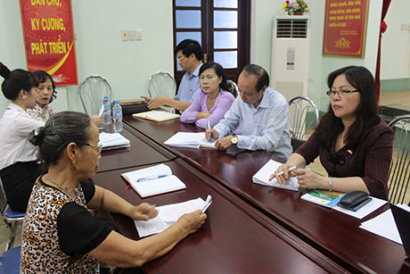 Đại biểu Quốc hội Ngô Thị Minh tiếp thu và giải đáp các thắc mắc của cử tri TP Cẩm Phả.