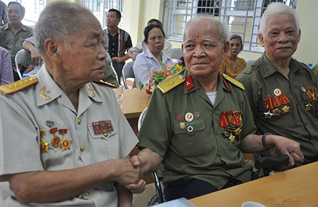 Các cựu chiến sỹ Điện Biên Phủ năm xưa ân cần hỏi thăm và động viên sức khỏe lẫn nhau. (a2.jpg)