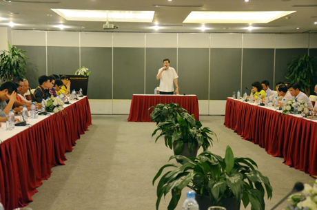 Đồng chí Nguyễn Đức Long, Phó Bí thư Tỉnh ủy, Chủ tịch UBND tỉnh phát biểu tại cuộc họp rút kinh nghiệm sau buổi tổng duyệt