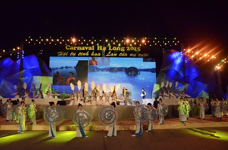 Biểu diễn nghệ thuật trên sân khấu Carnaval Hạ Long nawm 2015