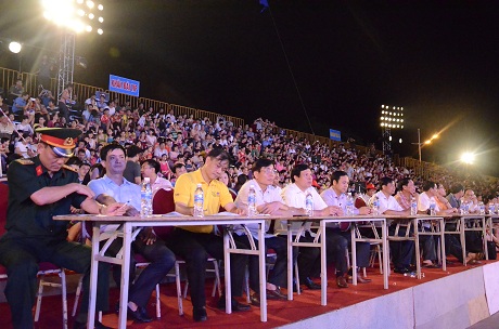Các đồng chí lãnh đạo tỉnh tới dự buổi tổng duyệt Carnaval Hạ Long năm 2015