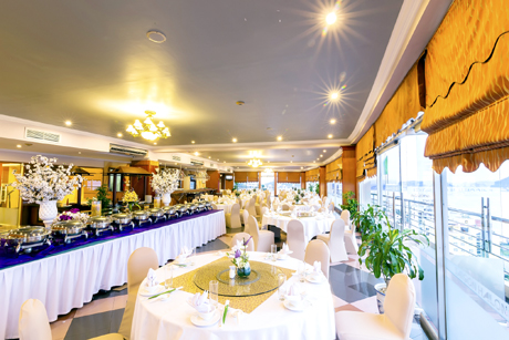 Nhà hàng cao hơn 700m so với mực nước biển ở Khách sạn Sài Gòn Hạ Long.