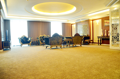 Khu vực bàn tiếp khách tại phòng President Suite, Khách sạn Mường Thanh.