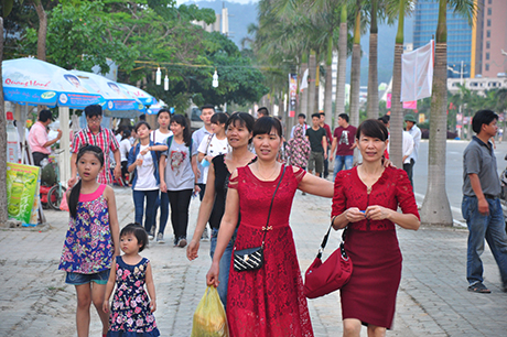 Người dân và du khách hân hoan chào đón Carnaval Hạ Long