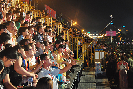 Người dân ghi lại khoảnh khắc tại Carnaval Hạ Long.