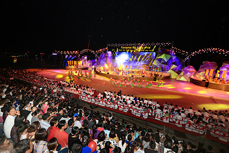 Đúng 20h, ngày 8-5, tại đường Hoàng Quốc Việt, phường Hùng Thắng, TP Hạ Long, Carnaval Hạ Long 2015 chính thức bắt đầu.