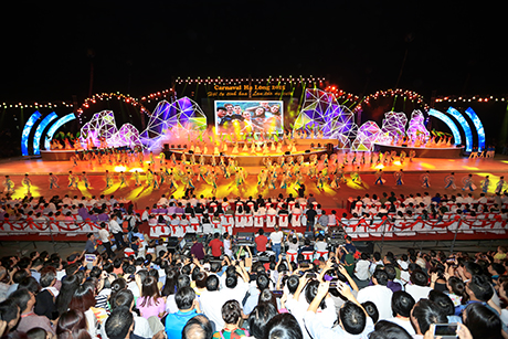 Hàng ngàn du khách đổ về khu vực trung tâm lễ hội để thưởng thức các phần trình diễn đặc sắc.