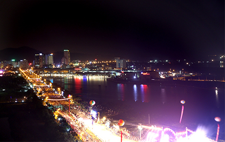 Phố biển Hạ Long rực rỡ trong đêm hội Carnaval.