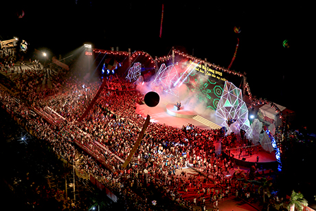 Carnaval Hạ Long 2015 thu hút hàng ngàn người dân và du khách tới thưởng thức.