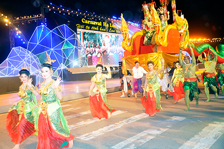 Sắc màu văn hoá quốc tế trong khối diễn “Hạ Long nối vòng tay bè bạn” tại Carnaval Hạ Long 2015. 