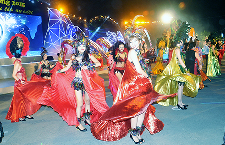 Người mẫu, vũ công với phục trang rực vỡ tạo điểm nhấn ấn tượng trong Carnaval Hạ Long.