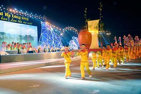 Tái hiện nghi lễ rước nước, nét văn hoá truyền thống của ngư dân Hạ Long trong lễ hội.