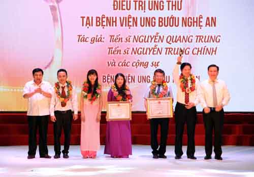 Nhóm tác giả bệnh viện Ung bướu Nghệ An nhận giải đặc biệt. Ảnh: Nghi Xuân.