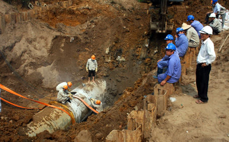 Đường ống nước sạch sông Đà liên tục vỡ từ khi đưa vào khai thác (Ảnh: Dân trí)