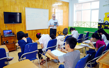 Khoá học tiếng Anh thiếu niên tại Trung tâm ngoại ngữ Shelton Hạ Long có sự giảng dạy của giáo viên nước ngoài.