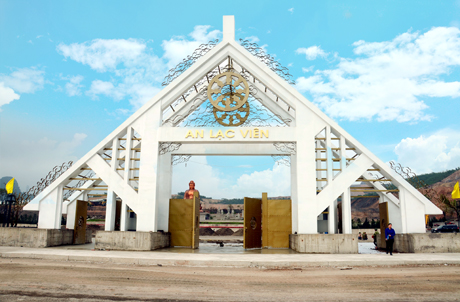 Cổng vào Công viên An Lạc.