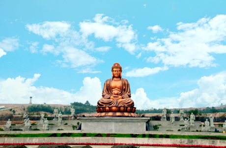 Khu tượng Phật và chư vị La Hán.