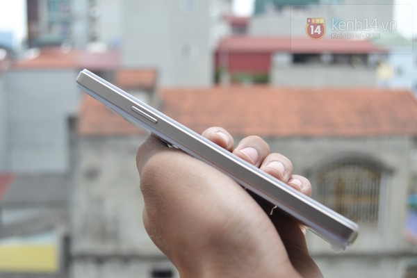 Cận cảnh đường viền vàng giả kim loại chạy dọc viền máy. Bên cạnh trái của thiết bị này có phím nguồn còn nút tăng giảm âm lượng được đặt bên cạnh phải.