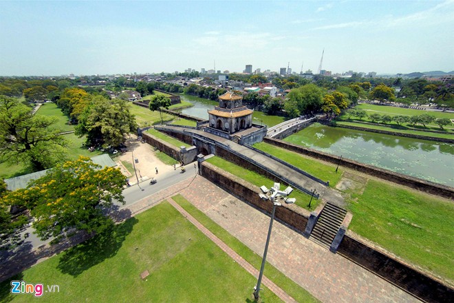 Hai bên của kinh thành là cổng thành, được thiết kế giống nhau với chỉ một lối ra vào, phía trên là nơi canh gác.