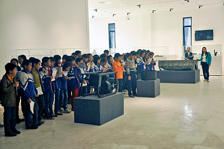 Các em học sinh trong một giờ học ngoại khoá tại Bảo tàng Quảng Ninh.