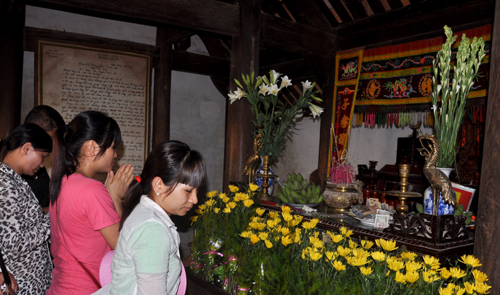 Đồng bào thành kính dâng hương tưởng nhớ Bác.