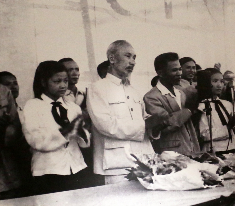 Lần thứ hai Bác Hồ về thăm Quảng Ninh vào ngày 4/10/1957. Nhân dân thị xã Hồng Gai (nay là thành phố Hạ Long) họp mít tinh mừng đón Bác.
