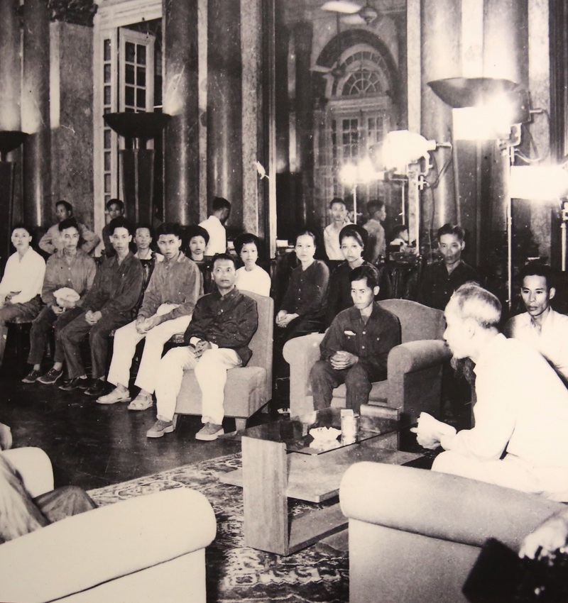 Chủ tịch Hồ Chí Minh đón tiếp cán bộ công nhân ngành than tại Phủ Chủ tịch, Hà Nội, sau khi vùng mỏ được giải phóng, ngày 20/5/1955