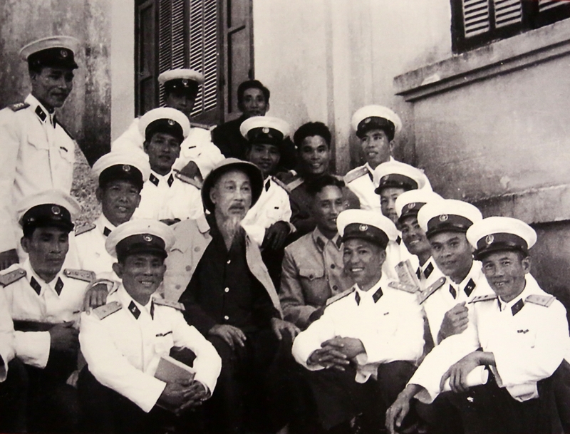 Và cùng chụp ảnh lưu niệm với các chiến sĩ hải quân trên đảo.
