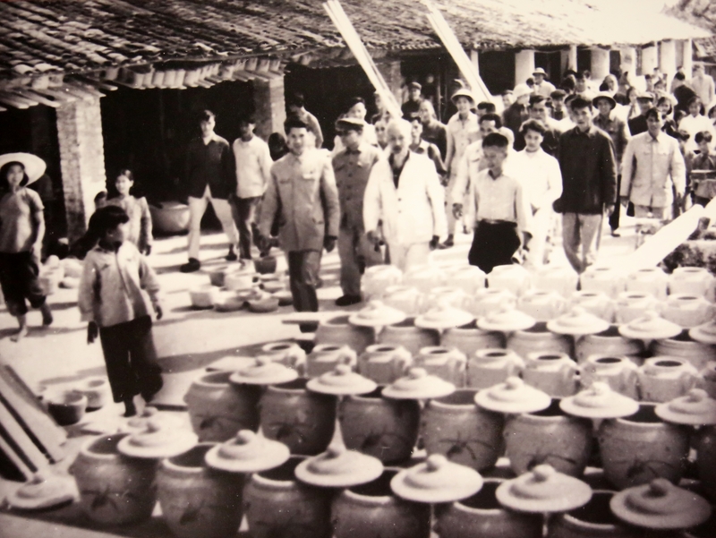 Tại đây, Bác đã đi thăm các cơ sở sản xuất của nhân dân Hải Ninh, như xưởng sản xuất gốm xã Dụ Phong,