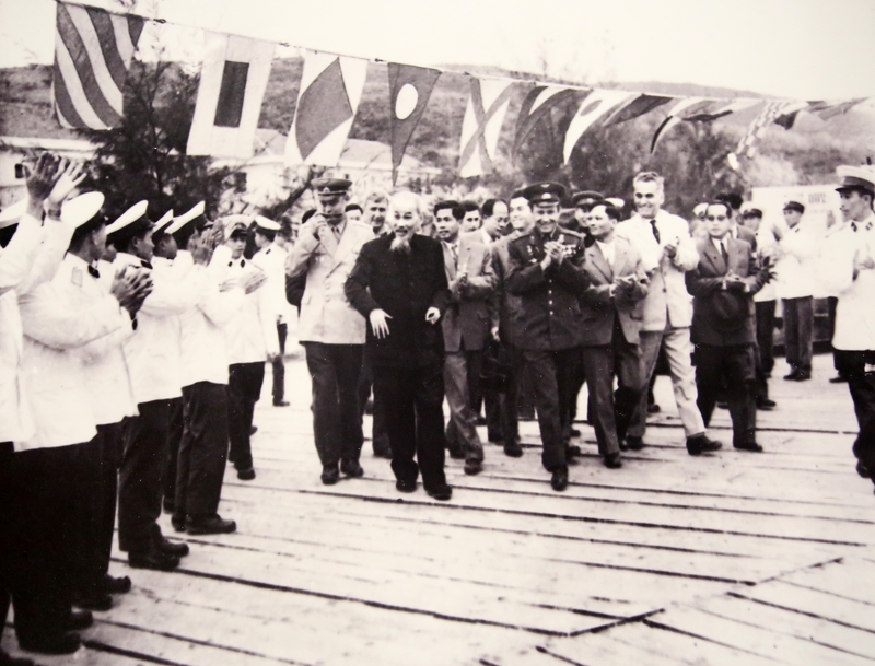 Chủ tịch Hồ Chí Minh và anh hùng vũ trụ Liên Xô Giecsman Titốp thăm vịnh Hạ Long, ngày 22/1/1962.