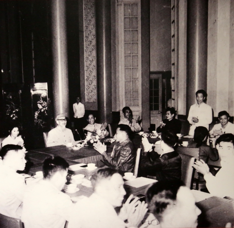 Chủ tịch Hồ Chí Minh tiếp anh hùng lao động Voòng Nại Hải, tỉnh Quảng Ninh và đoàn đại biểu công nhân ngành than tại Phủ Chủ tịch, Hà Nội, ngày 15/11/1968.