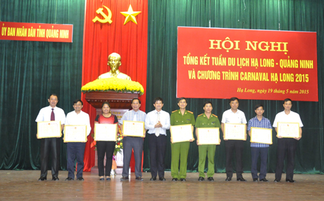 Đồng chí Lê Quang Tùng, Phó Chủ tịch UBND tỉnh trao Bằng khen của UBND tỉnh cho các tập thể, cá nhân đã có thành tích xuất sắc trong tổ chức Carnaval Hạ long 2015 tại hội nghị.