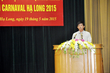Đồng chí Lê Quang Tùng, Phó Chủ tịch UBND tỉnh trao Bằng khen của UBND tỉnh cho các tập thể, cá nhân đã có thành tích xuất sắc trong tổ chức Carnaval Hạ long 2015 tại hội nghị.