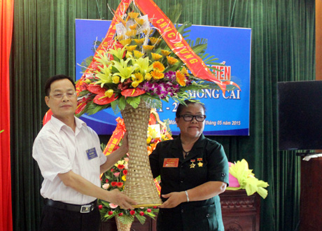 Lãnh đạo TP Móng Cái tặng hoa chúc mừng Hội TNXP