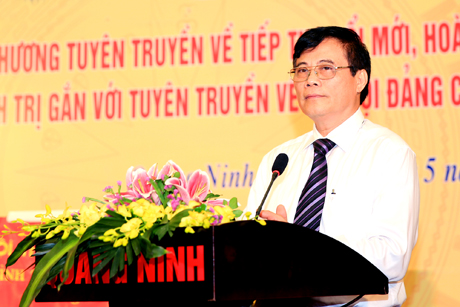 Tổng Biên tập Báo Quảng Ninh Nguyễn Tiến Mạnh phát biểu tại hội thảo.