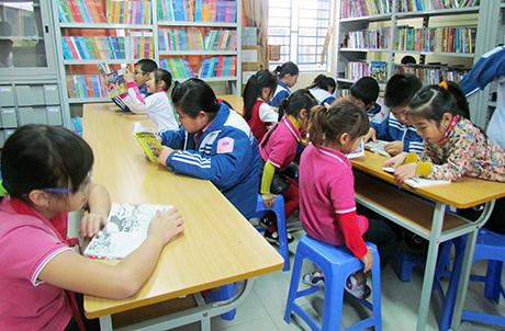 Học sinh Trường Đoàn Thị Điểm (TP Hạ Long) đọc sách trong thư viện của nhà trường.