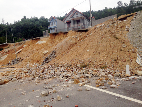 Hiện trường vụ sạt lở đất gây đảo lộn cuộc sống của 10 hộ dân tại khu vực tổ 2, khu 10 phường Bãi Cháy (TP Hạ Long)