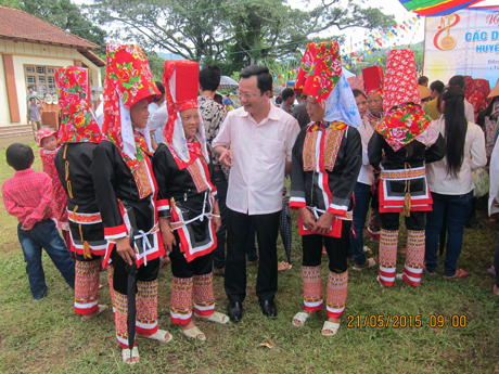 Đồng chí Cao Tường Huy, Bí thư Huyện ủy Bình Liêu trò chuyện với đồng bào các dân tộc về tham dự ngày hội.