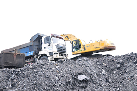 Các phương tiện phục vụ hoạt động khai thác than của một doanh nghiệp bên ngoài được đưa về bãi tập kết.