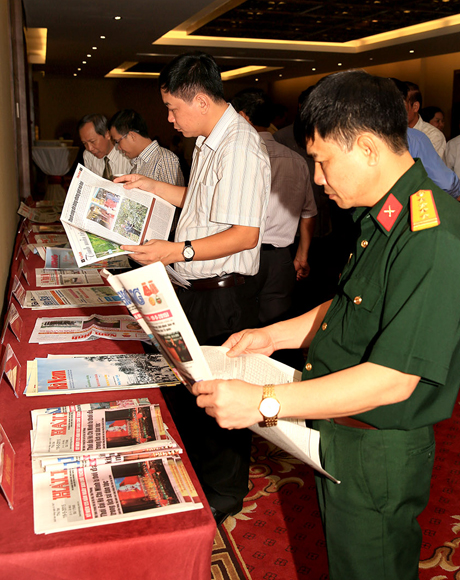 Các đại biểu tham quan khu vực trưng bày báo của các tỉnh, thành phố phía Bắc.