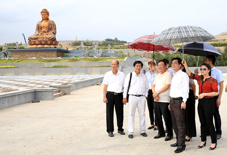 Các đại biểu tham quan công trình Nghĩa trang An Lạc tại huyện Hoành Bồ.