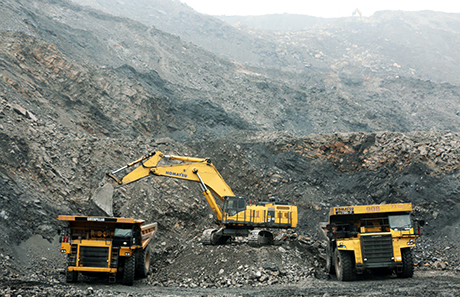 Bóc xúc đất đá phục vụ khai thác than tại Công ty CP Than Đèo Nai.